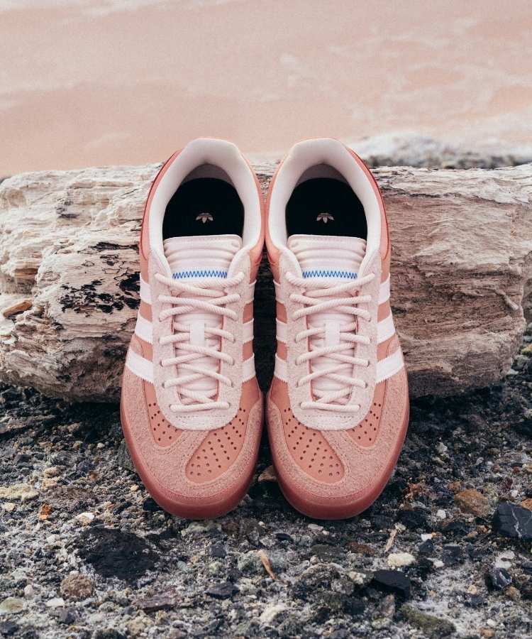 Foto do tênis adidas Originals Gazelle "Cabo Rojo" em cima de pedra na praia
