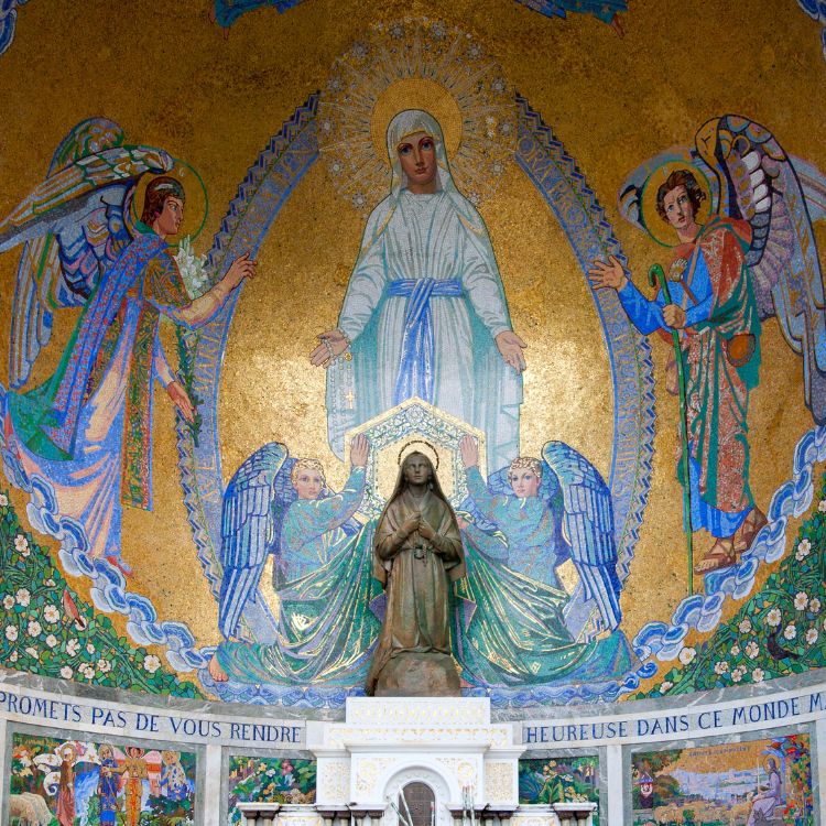 A imagem apresenta um mosaico religioso dourado com a Virgem Maria ao centro, cercada por anjos e uma aura celestial. Abaixo, uma estátua de uma santa, com uma inscrição decorando a base em francês.