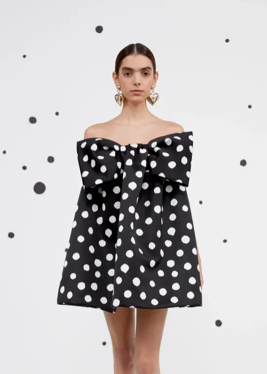Vestido evasê com laço poá