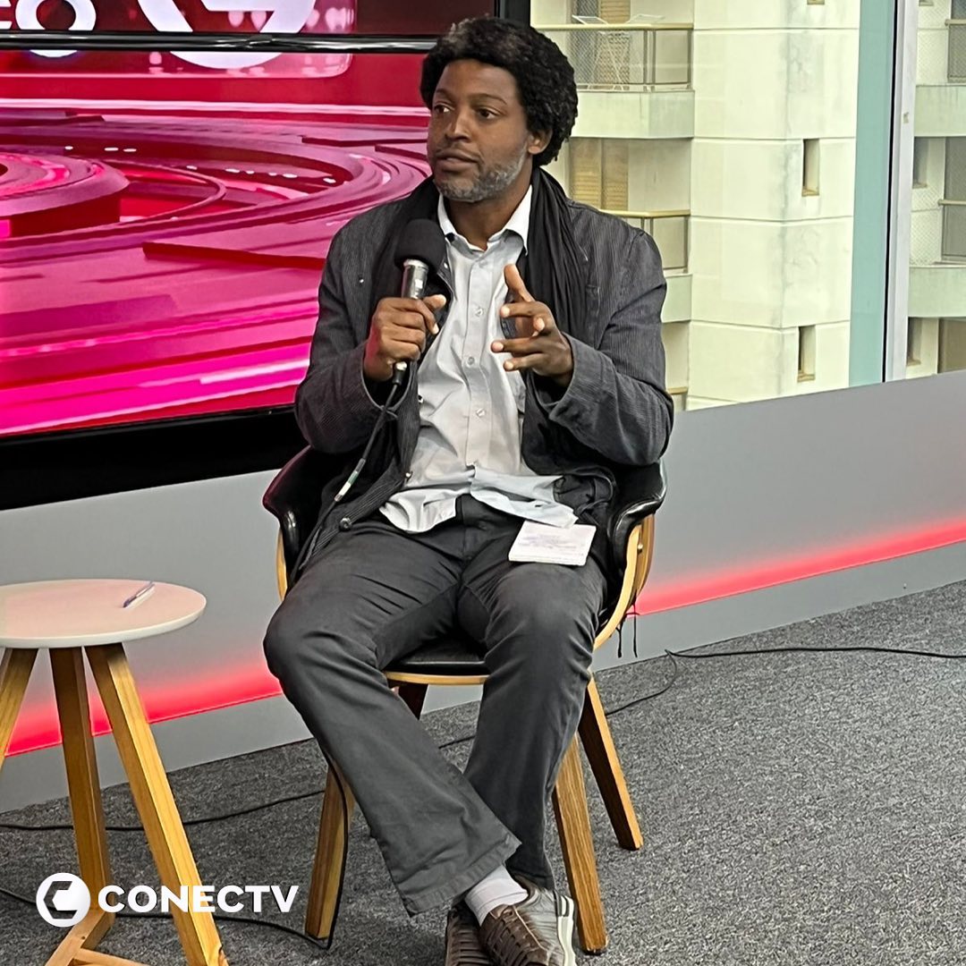 Foto do candidato à presidência nas eleições 2022 Leonardo Péricles, sentado em uma entrevista.