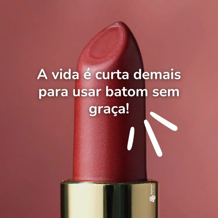 A imagem mostra um close-up de um batom vermelho intenso contra um fundo rosa monocromático. O batom está ligeiramente inclinado, mostrando sua ponta e a textura cremosa do produto. Há um texto em português que diz: “A vida é curta demais para usar batom sem graça!”

