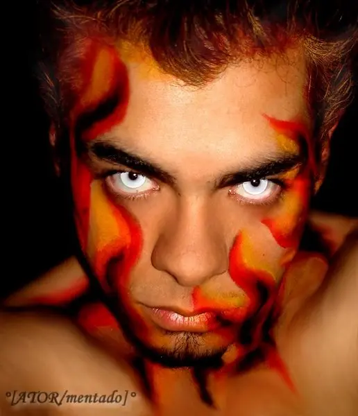 Maquiagem para o Halloween Homem usando maquiagem que imita fogo