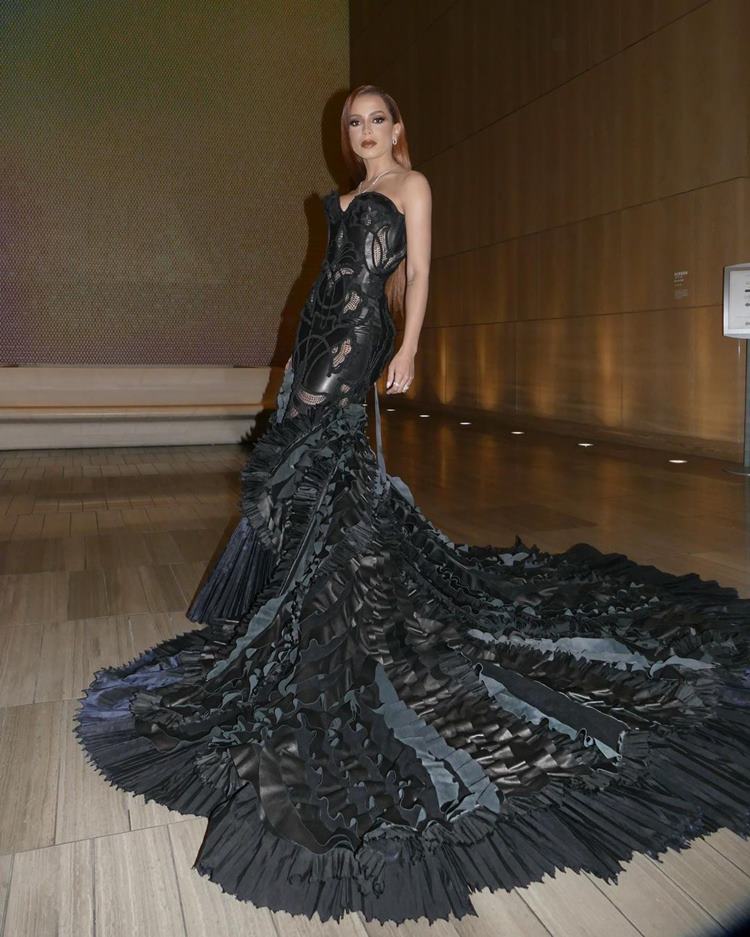 Anitta com vestido preto de cauda longa no Grammy 2023.