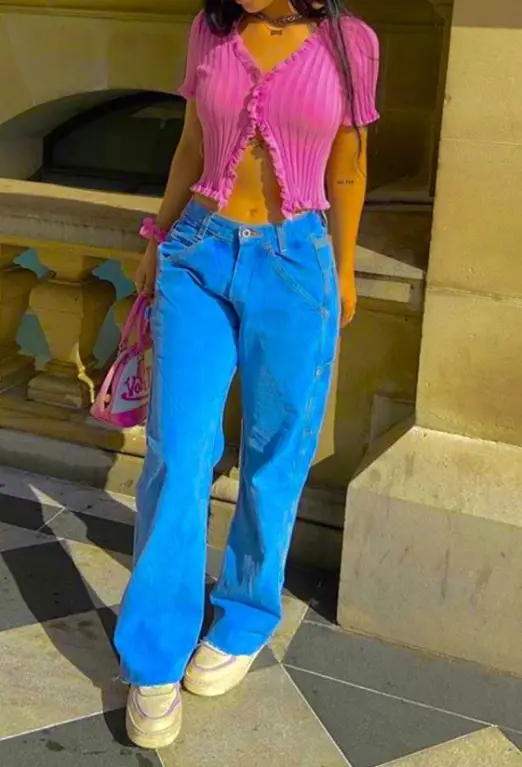look calça cintura baixa e blusa malha rosa