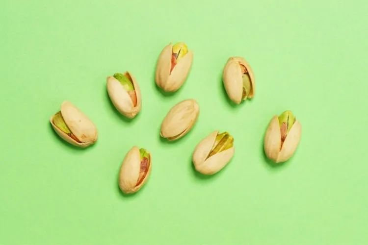 Pistaches em fundo verde