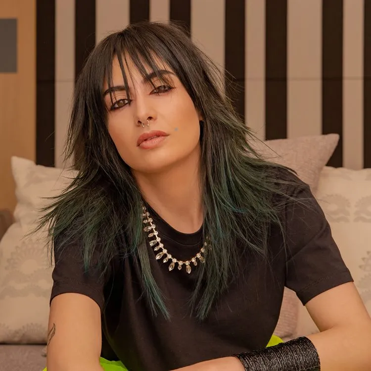 Corte repicado longo liso/progressiva preto e verde com franja na altura dos olhos