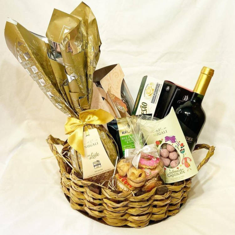 Cesta de Páscoa  com ovo, doces e vinho
