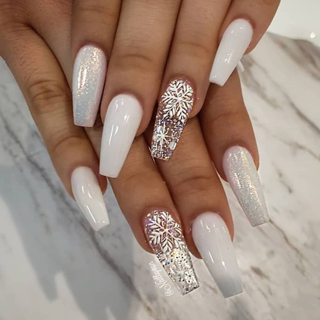 Lindas unhas brancas de Natal.