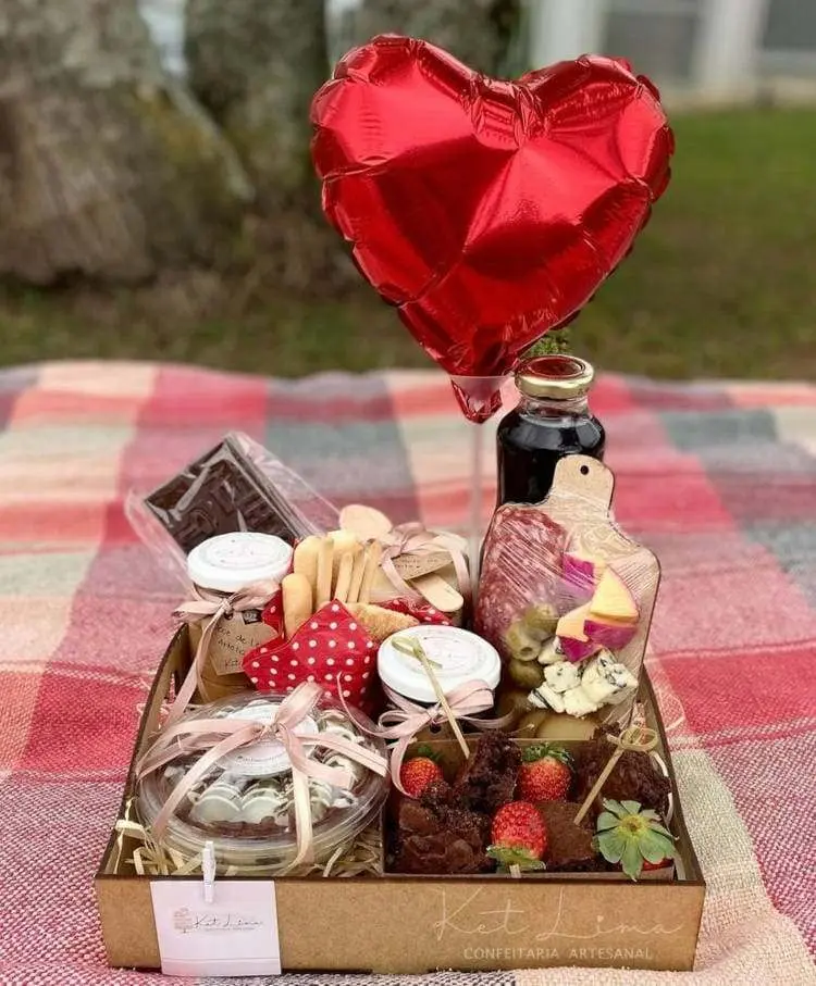 Cesta de Natal com doces, tábua de frios e balão 
