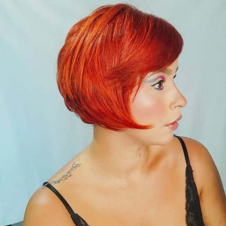 Mulher de cabelo chanel curto e vermelho