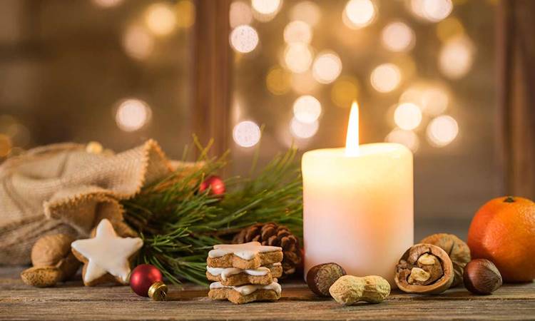 Decorativo de Natal vela, doces e saco com folhas. Foto de vela.