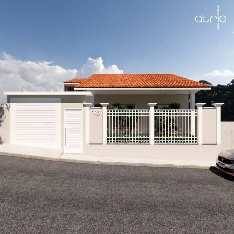Fachada residencial com muro moderno simples térrea com telhado cerâmico inclinado em tom vermelho. Portão branco metálico com design ripado e gradil frontal com pilares estruturados. Muro em tom bege, paisagismo interno com plantas verdes, céu azul e carro estacionado à direita.
