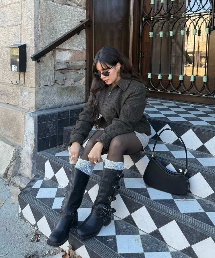 Mulher usando look com meia-calça