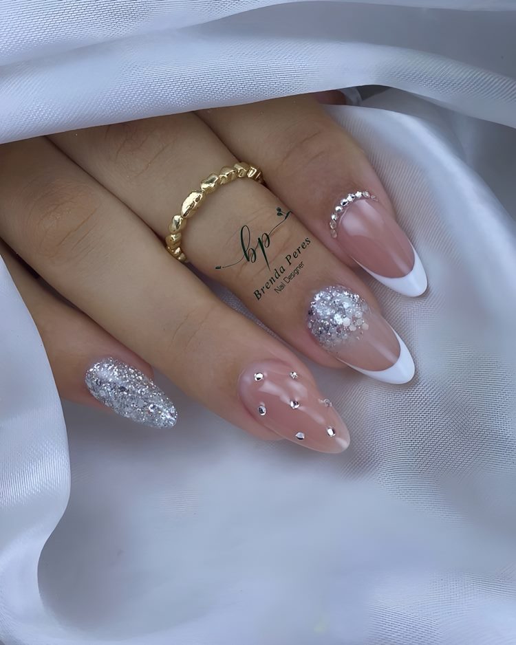 Nail art branca e prata com glitter e pedraria (formato: amendoado tamanho: médio)