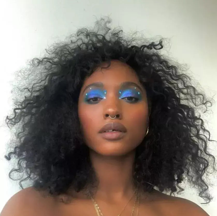 Make olho azul com strass