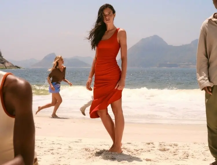Foto de Bruna Marquezine de vestido vermelho na campanha de verão 26 da Hering