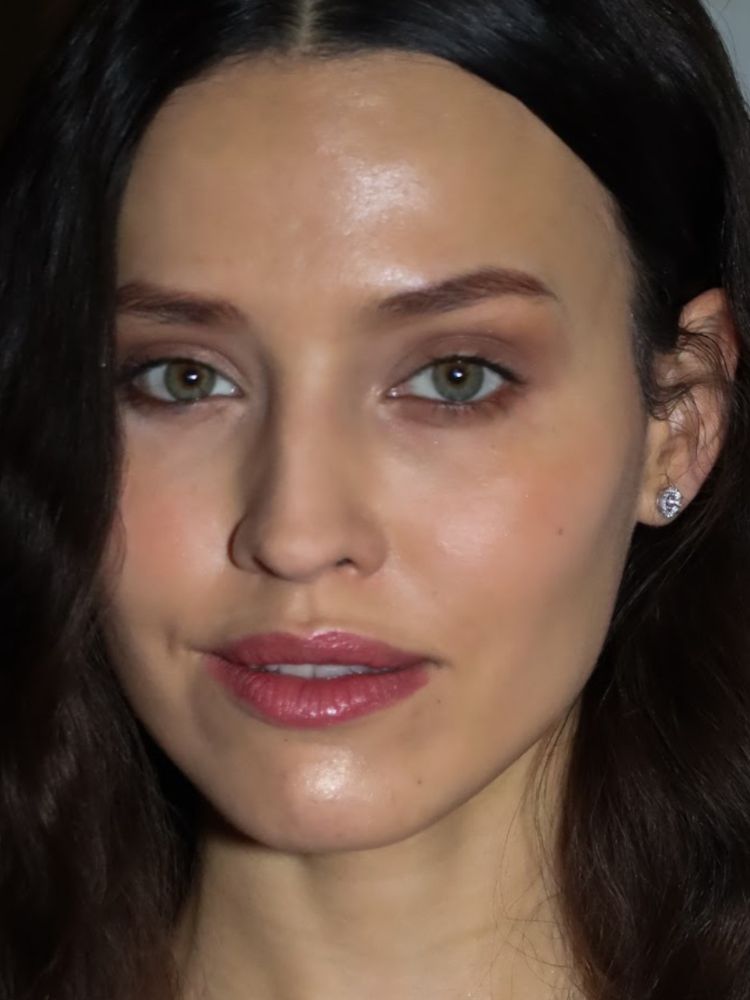 Mulher de pele clara usando maquiagem natural com sombra marrom