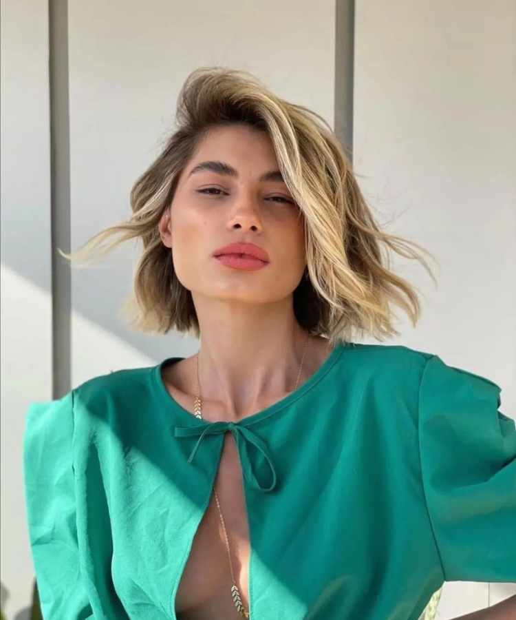 Tendência de cortes blunt bob com ondas.