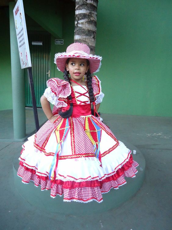 menina com look junino combinando com o chapéu