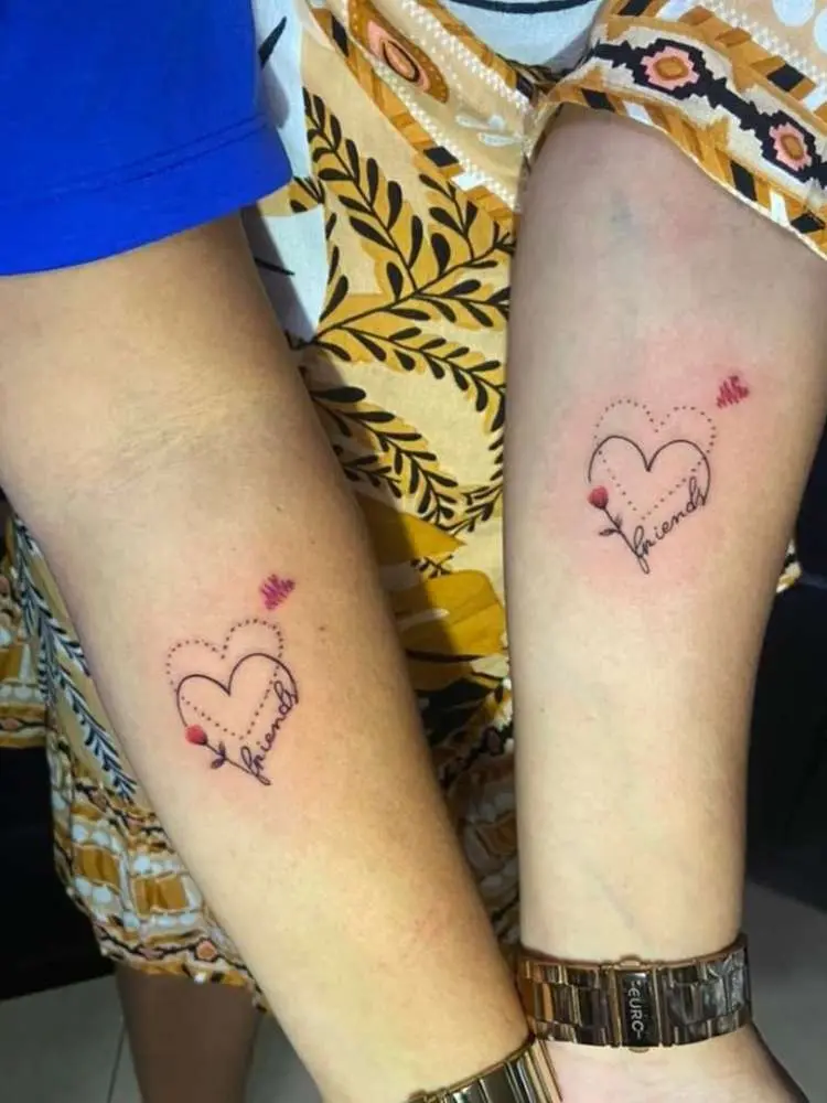 Opção de tatuagem de amigas