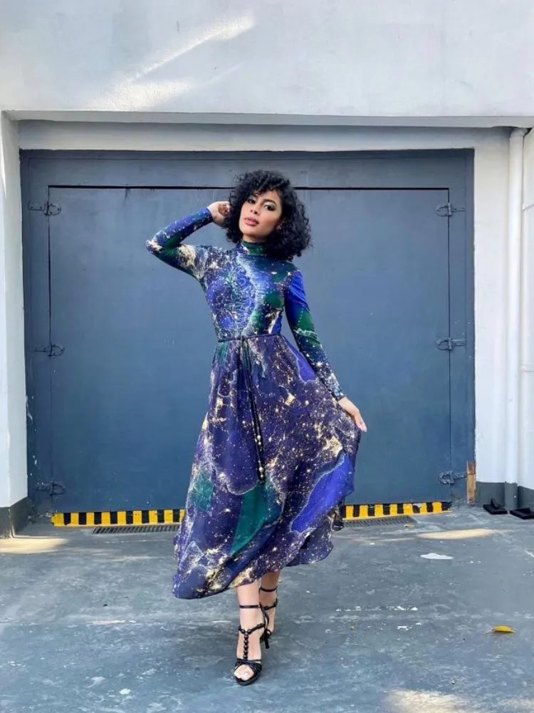 Mulher usando vestido estampado para casamento