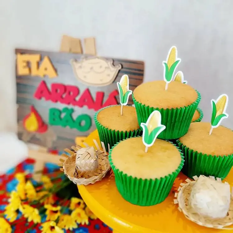 Cupcakes com toppers de milho