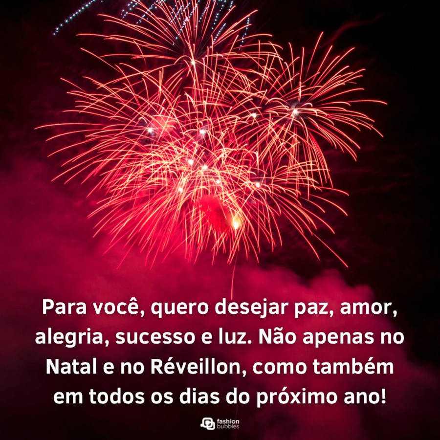 Foto de fogos de artifício vermelhos no céu e frase: Para você, quero desejar paz, amor, alegria, sucesso e luz. Não apenas no Natal e no Réveillon, como também em todos os dias de 2023!