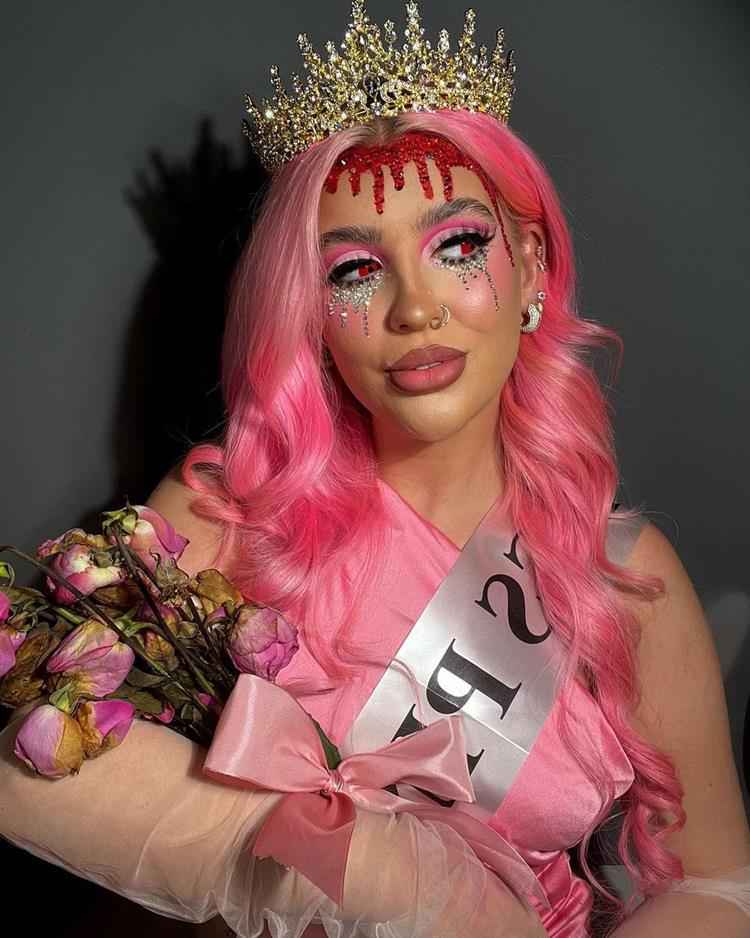 mulher com fantasia de halloween de formatura 