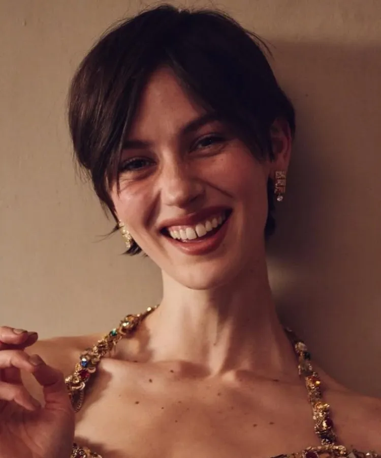Foto do bixie de Gracie Abrams, um dos cortes de cabelo curtinho que são tendência
