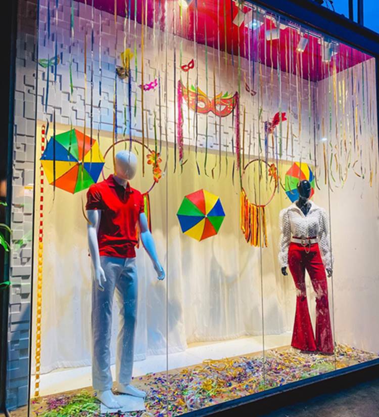 Foto de vitrine de carnaval de loja.