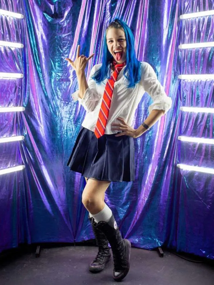 Mulher de pele clara usando look inspirado em RBD