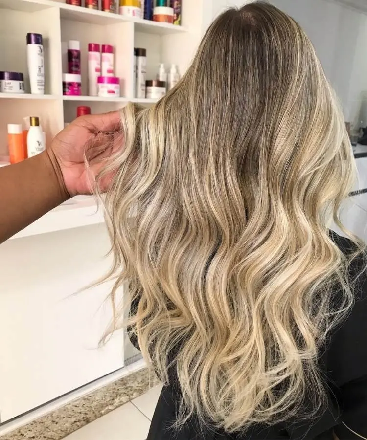 Corte cabelo ondulado loiro.