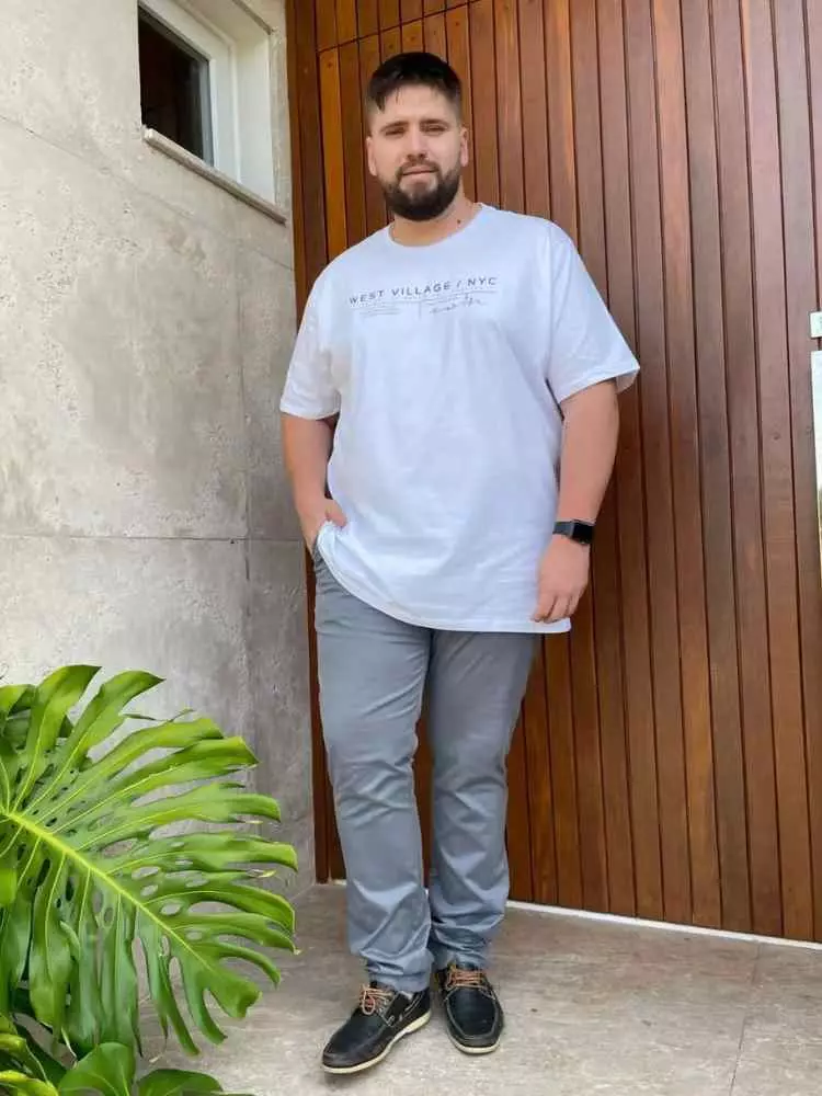 Roupas de Ano Novo para homens: camisa branca + calça cinza.