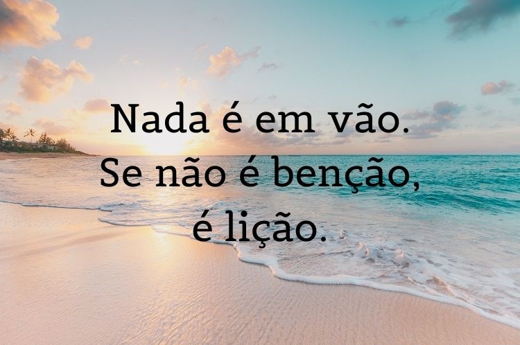 frases de reflexão para WhatsApp com foto de praia ao fundo