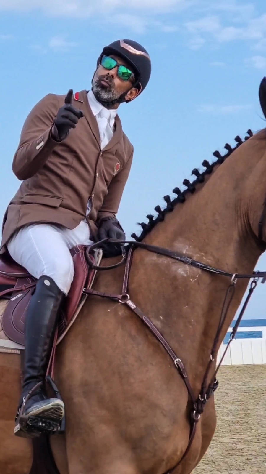 Vossa Alteza Sheikh Hassan Al Khalifa da família real do Bahrain com roupa da  Vainqueur Cheval.
