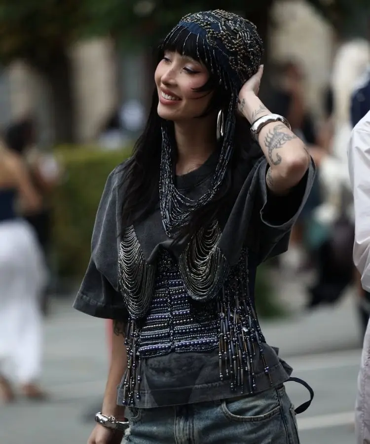 Sarina Gomes usando headpiece de miçangas, um dos looks das brasileiras na Copenhagen Fashion Week