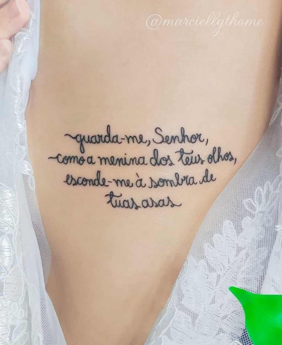 Foto de tatuagem frase religiosa.