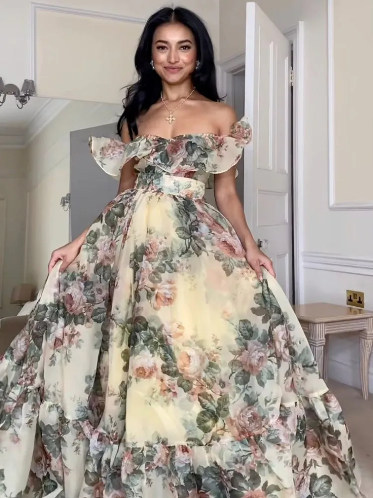 Mulher usando vestido estampado com flores para casamento