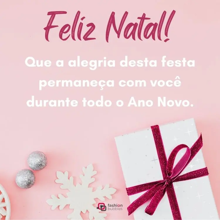 Cartão virtual de fundo rosa com presente, bolas pratas, floco de neve e frase "Feliz Natal! Que a alegria desta festa permaneça com você durante todo o Ano Novo."