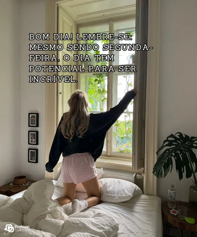 Frase de bom dia segunda-feira escrita em foto de garota em janela sob a cama