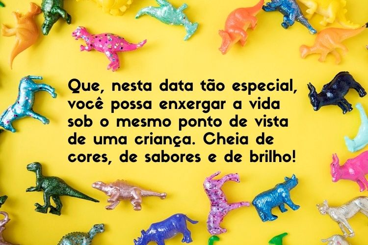 Foto de fundo amarelo com brinquedos coloridos de animais e frase "Que, nesta data tão especial, você possa enxergar a vida sob o mesmo ponto de vista de uma criança. Cheia de cores, de sabores e de brilho!"