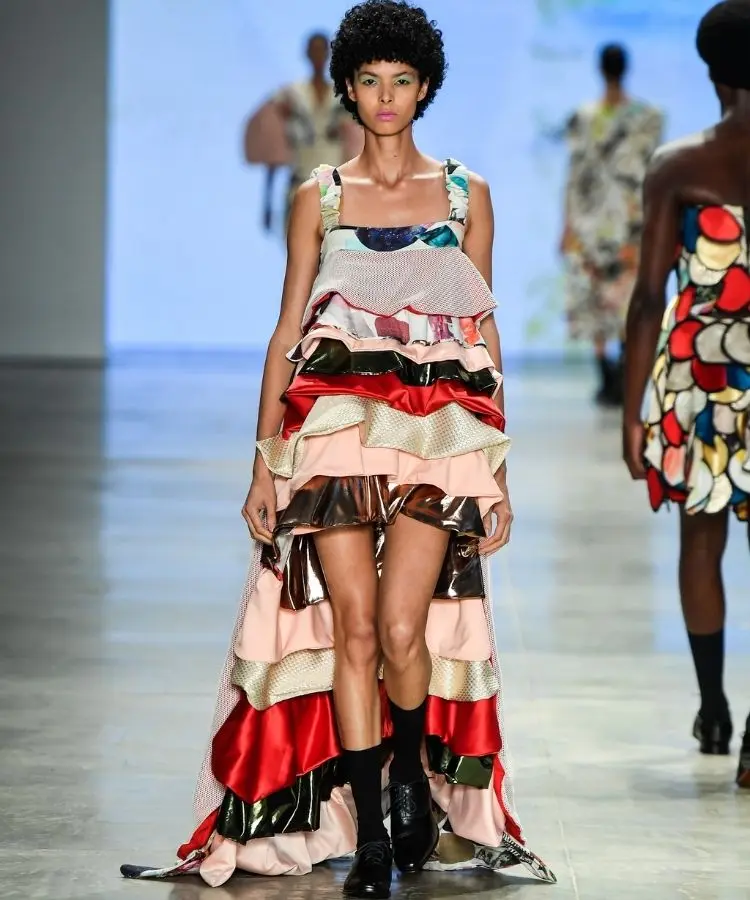 Foto de modelo usando vestido mullet de babados, uma das tendências do SPFW N60