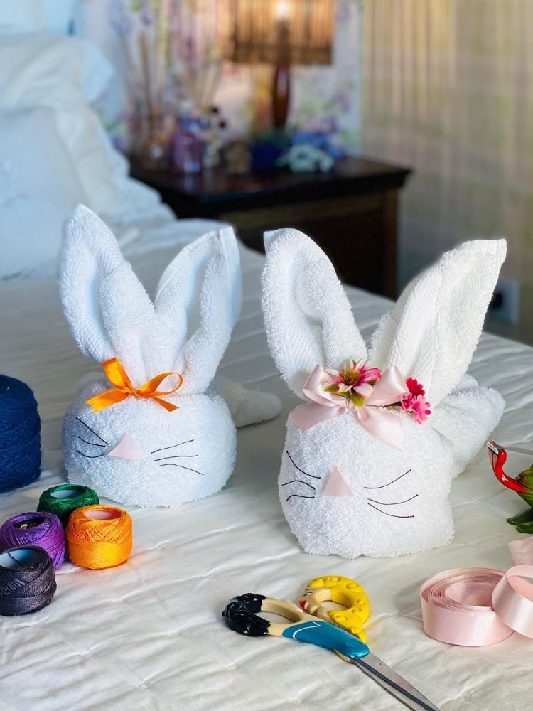 Cama com dois coelhos feitos de toalha 