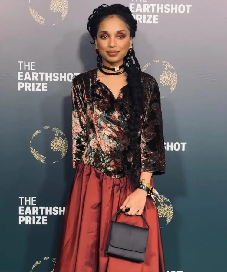 Foto de Nátaly Neri, uma das influenciadoras negras de moda, usando blusa de veludo marrom e saia tijolo