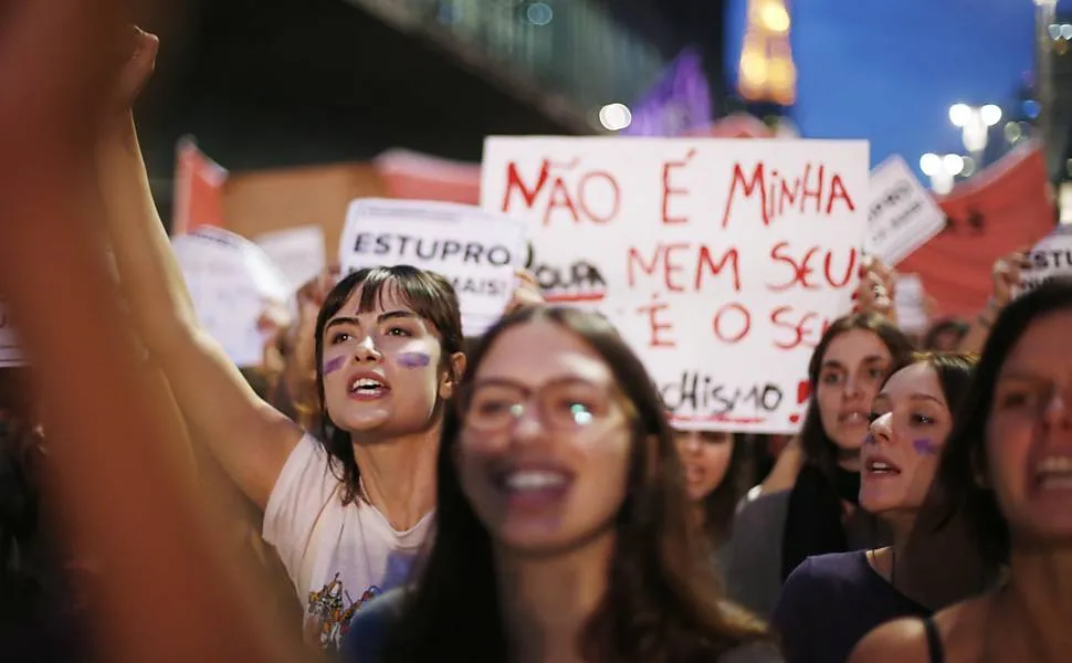 Foto de Maria Casadevall e outras mulheres em protesto contra machismo