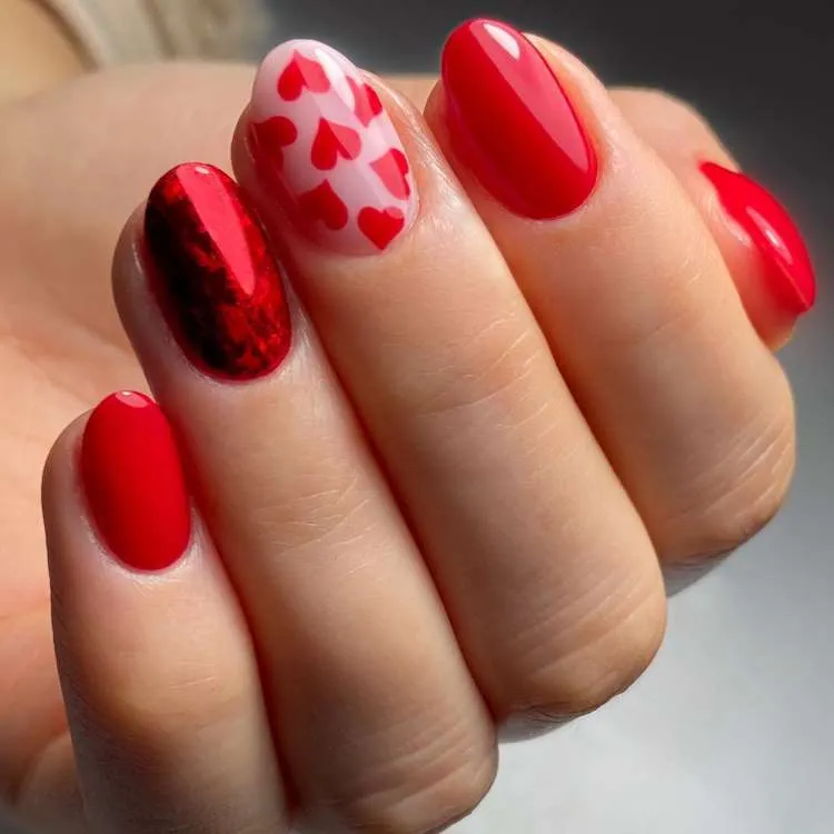 Nail art com vermelho, corações e glitter