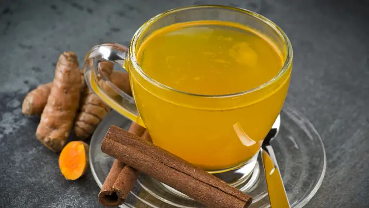 Foto de chá de açafrão com canela