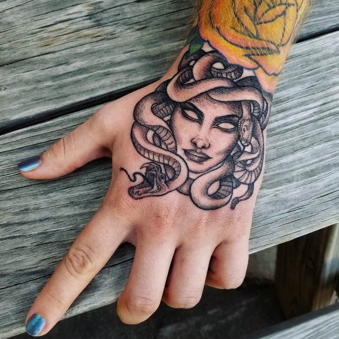 tatuagem de medusa na mão