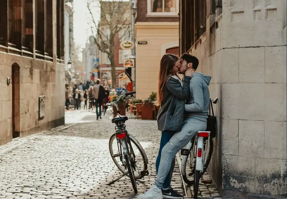 casal beijando