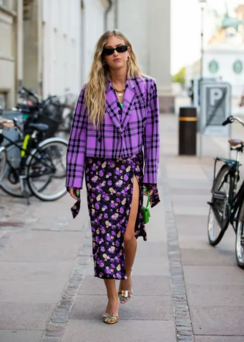 Blazer xadrez com vestido floral street style